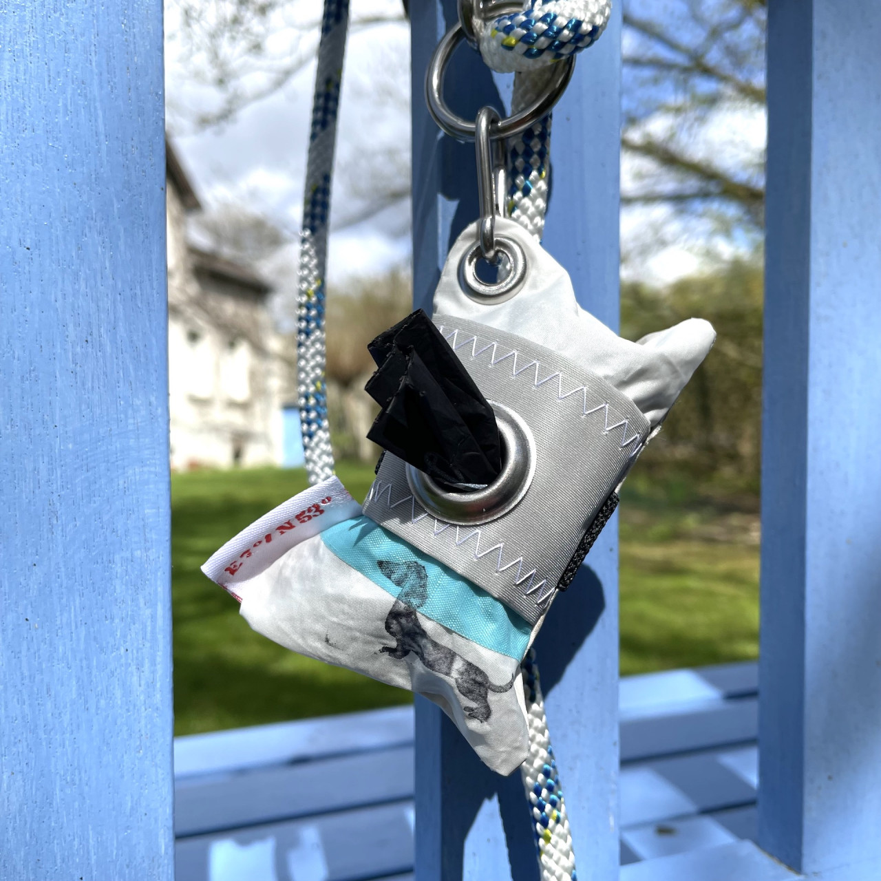 Kotbeutelspender Dackel mit türkisem Streifen