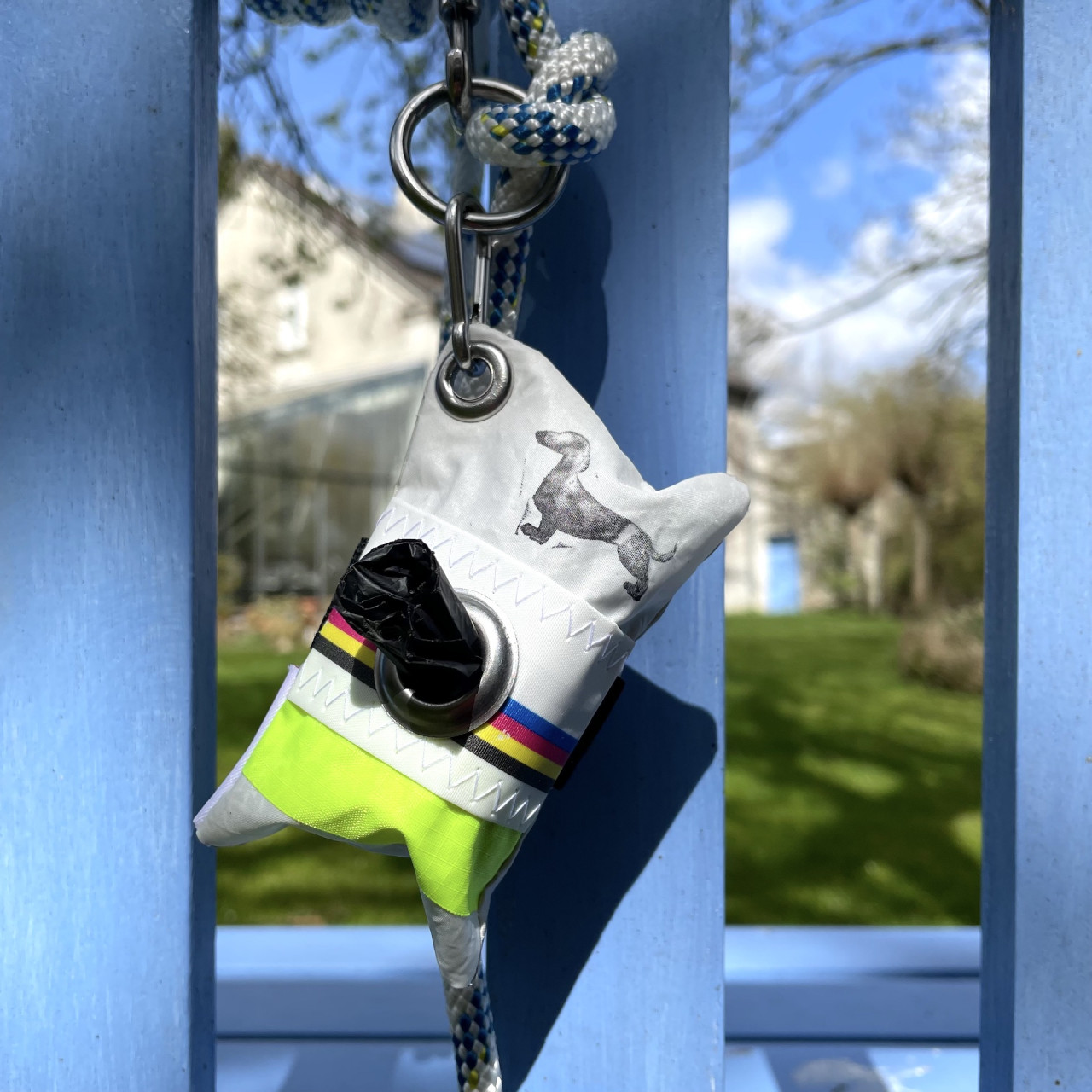 Kotbeutelspender Dackel mit gelbem Streifen